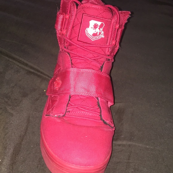 I am selling a pair of Vlado sneakers. - Picture 4 of 5